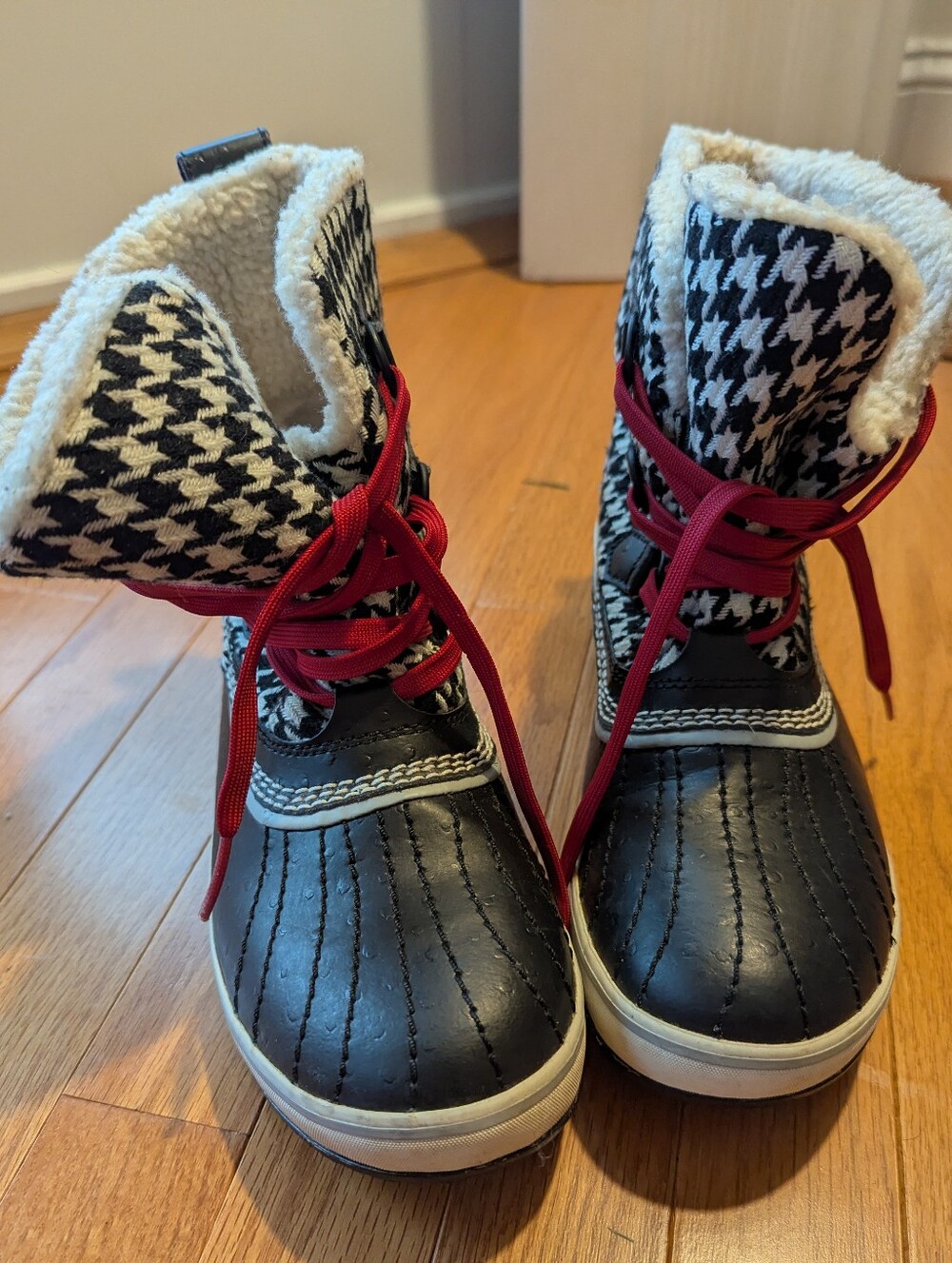 Sorel Black and White Houndstooth Winter Boots with Red Laces - Size 9